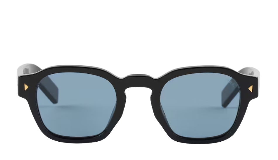 Sunglasses with iconic metal plaque