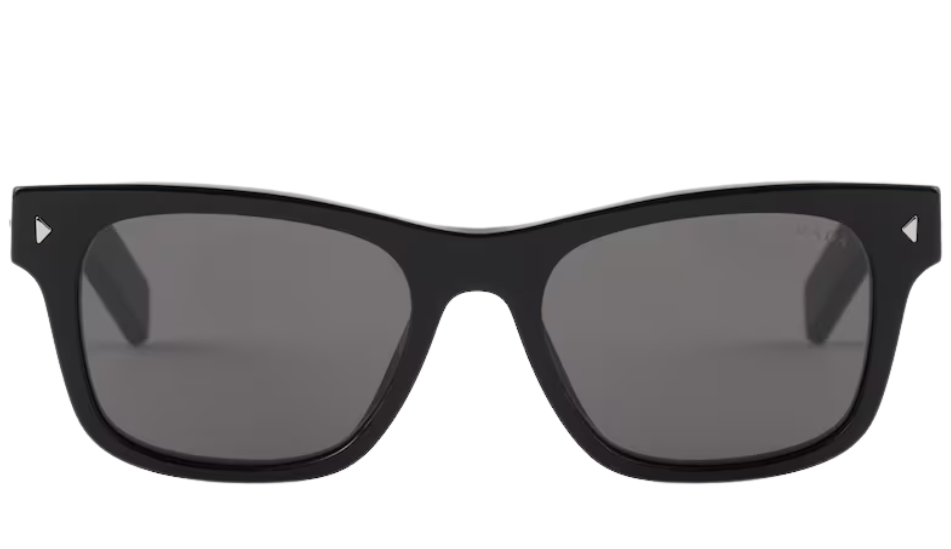 Sunglasses with iconic metal plaque