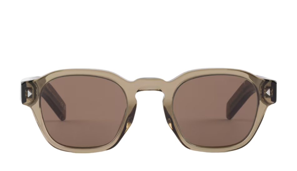 Sunglasses with the iconic metal plaque