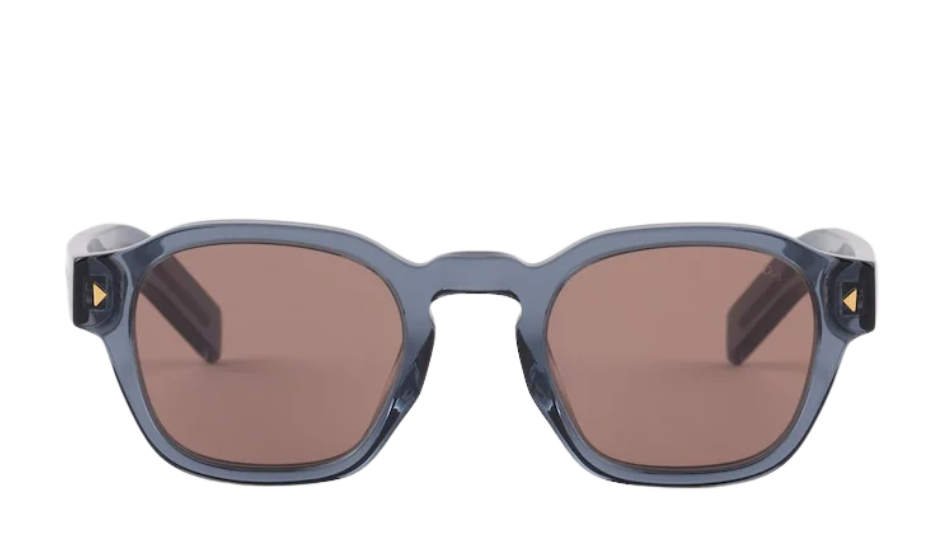 Sunglasses with iconic metal plaque